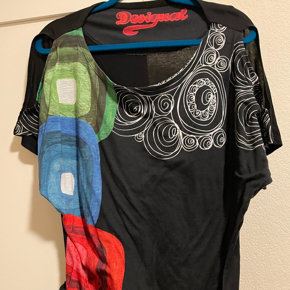 Desigual size L tee with cut outs on upper arms